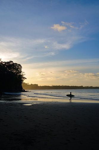 Surfeur sur la plage avec un beau ciel