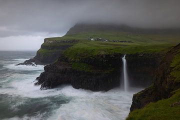 Faeröer - Stormachtige dag op de Atlantische Oceaan van AylwynPhoto