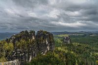 Blick auf die Torsteine und den Falkenstein vom Schrammstein aus gesehen