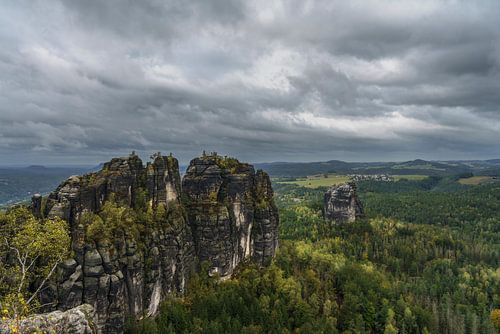 Blick auf die Torsteine und den Falkenstein vom Schrammstein aus gesehen