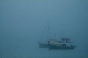 Boote im Nebel von Gijs de Kruijf