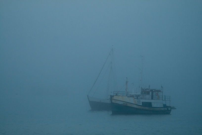 Bateaux dans le brouillard par Gijs de Kruijf