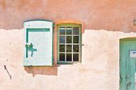 Raam met groene luiken en oude deur in een landelijke boerenwoning in Frankrijk van Dina Dankers thumbnail
