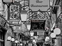 Doorgang Galerie Vivienne met borden voor restaurants en winkels