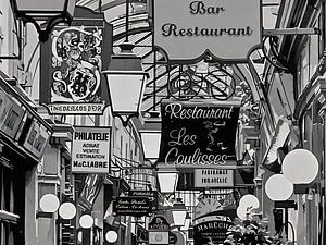 Doorgang Galerie Vivienne met borden voor restaurants en winkels