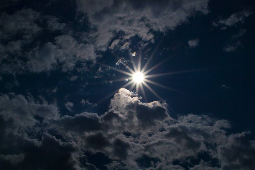 Achter de wolken schijnt de zon van Ratna Bosch