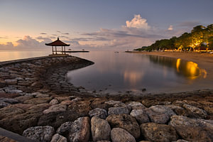Morgenröte am Strand von Sanur, Bali