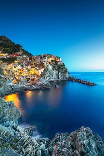 Heure bleue sur le fantastique village de Manarola dans les Cinque Terre