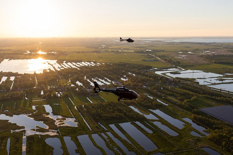EC.120 en EC.135 over typisch Nederlands landschap tijdens zonsondergang van Jimmy van Drunen