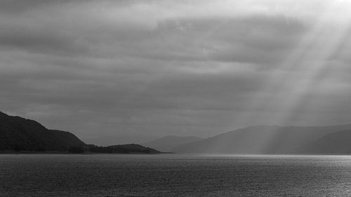 Sonnenstrahlen über dem Leben am See