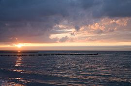 Zonsondergang op het strand van Zingst, romantisch van Martin Köbsch