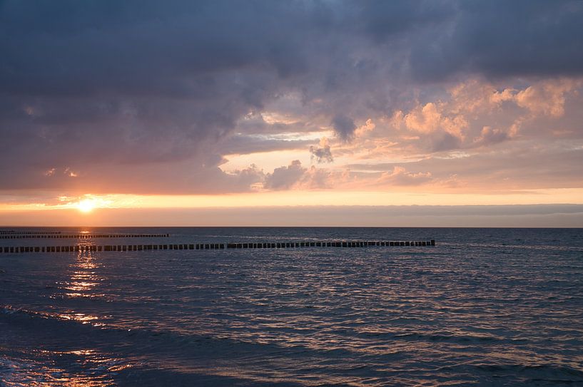 Zonsondergang op het strand van Zingst, romantisch van Martin Köbsch