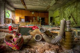 gasmasker in klas by Henny Reumerman