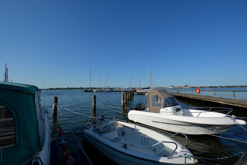 Motorboote &amp; Segelschiffe im Hafen Altefähr von GH Foto & Artdesign