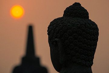 Borobudur bij zonsopkomst (Midden-Java, Indonesië)