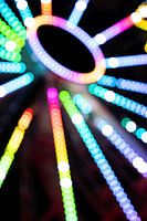 Les lumières colorées d'une grande roue la nuit