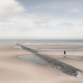 Eenzame strandwandeling van Greetje van Son