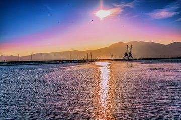 KROATIË: ZONSONDERGANG AAN DE HAVENKADE van Michael Nägele