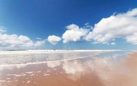 Reflectie in water op het strand