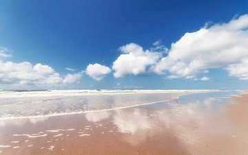 Reflection in water on the beach by Fotografie Egmond