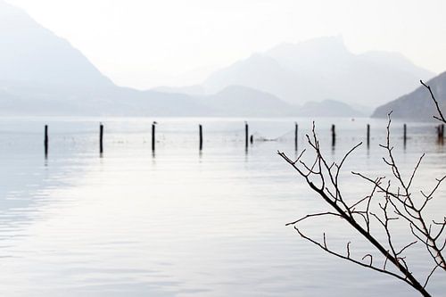 Mistige dag, met een oneindig uitzicht over de bergen van Zwitserland