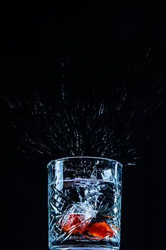 2 milde Tomaten in einem Glas Wasser