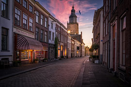 Der Walburgisturm und die Straße im Stadtzentrum im Licht des Sonnenuntergangs.