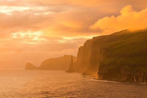 Zonsondergang aan de westkust van Sandoy