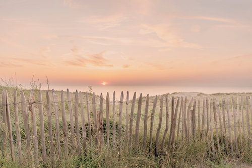 Zonsondergang achter de duinen.