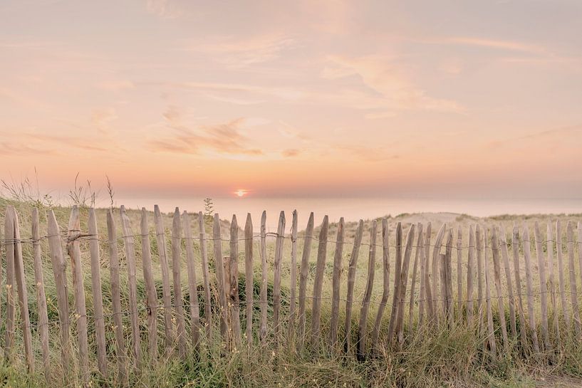 Zonsondergang achter de duinen. van Alie Ekkelenkamp