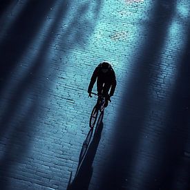 Fietser op kasseien bij nacht van Frank Heinz