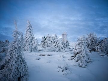 Winterwald und Wetterstation auf dem Brockengipfel