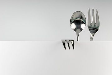 Figuur van lepel en twee vorken van Tonko Oosterink