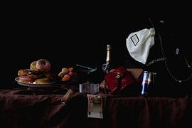 Modernes Stillleben mit Geld, Gucci, Botox und Donuts von Moniek Kuipers