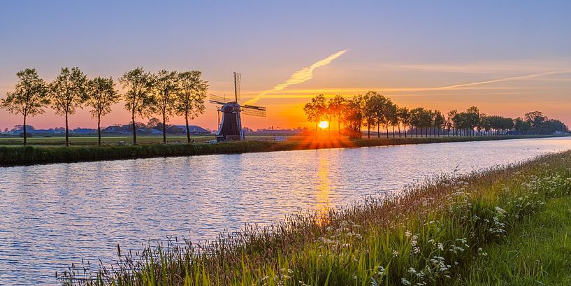 Sunrise at the Zwakkenburg mill by Henk Meijer Photography