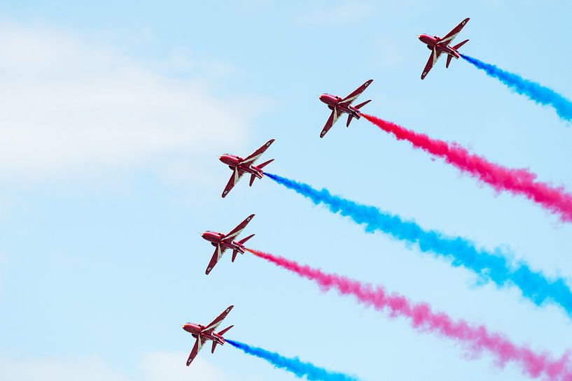 Vijf Red Arrows met rode en blauwe rook von Wim Stolwerk