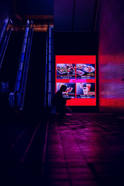 Silence in Purple - Une silhouette disparaît dans la lueur de Tokyo par Stefano Scoop