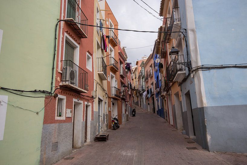 Straße in der Ortschaft Joiosa, Alicante, Spanien von Joost Adriaanse