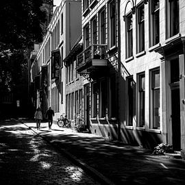 Ruhige Straße im Sonnenlicht von Photoharald