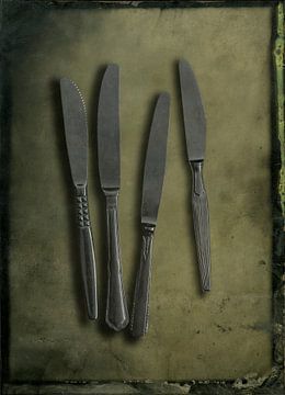 Stilleben mit Messern auf Zinnhintergrund