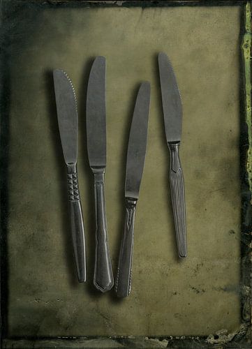 Stilleben mit Messern auf Zinnhintergrund