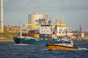 Containerschiff und Lotsentender im Hafen von IJmuiden.