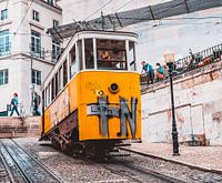 Tram 28 door de Straten van Lissabon