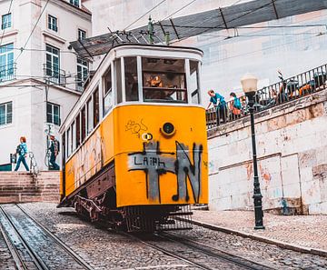 Lissabon tram 28 van Emmory Schröder