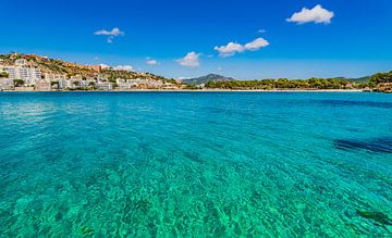 Idyllische baai aan de kust op het eiland Mallorca, Spanje van Alex Winter