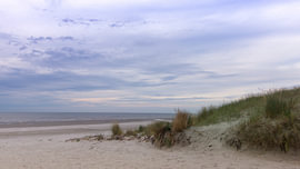 A dune on Juist beach – the North Sea coast in delicate pastel shades by Laura Georgi Tier- und Ladschaftsfotografie