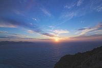 Sonnenuntergang am Strand von Myrtos auf der griechischen Insel Kefalonia