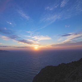 Zonsondergang bij Myrtos Beach op het Griekse eiland Kefalonia van Ruud Lobbes