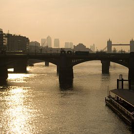 Sonnenaufgang London von Marika Fugee
