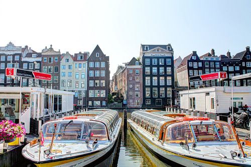 Damrak Amsterdam met Rondvaartboten